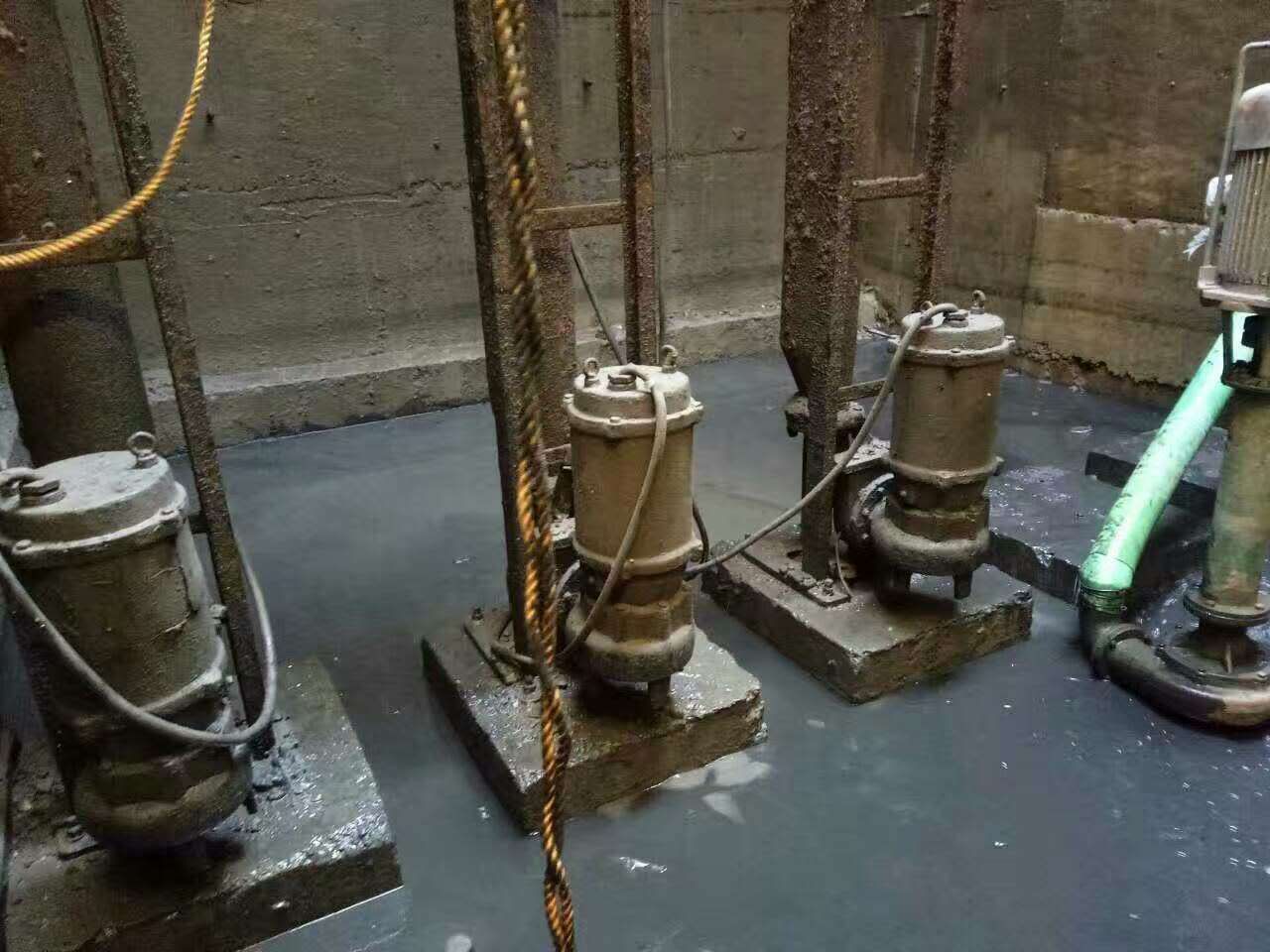 荥经污水池清理