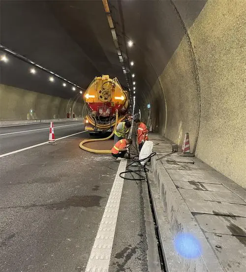 荥经隧道排水渠清淤